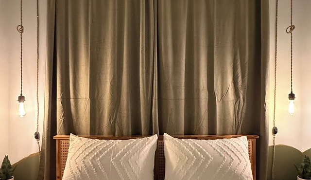 Cozy Cottage in Sacramento with Fire Pit & Backyard Movie Nights