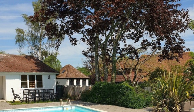 Cozy cottage in the quiet Kent countryside. Dog friendly. Swimming Pool.