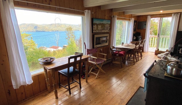 Cozy cottage in the heart of Woody Point with ocean views of Gros Morne!