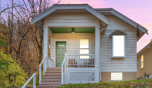 Cozy Cottage In The Heart Of Hyde Park 1 Bedroom Home by RedAwning