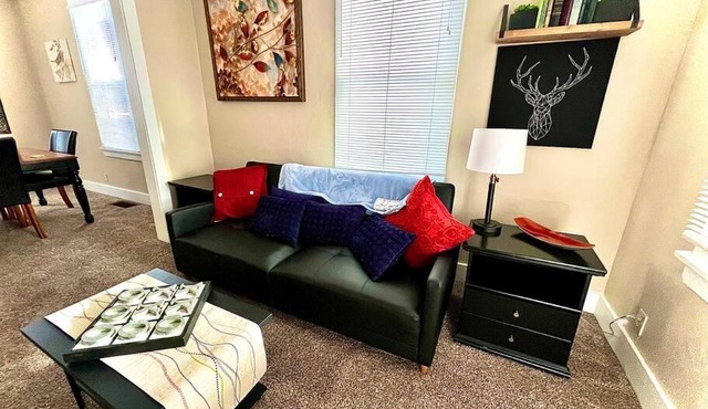 Cozy cottage in the heart of the big city- dog friendly