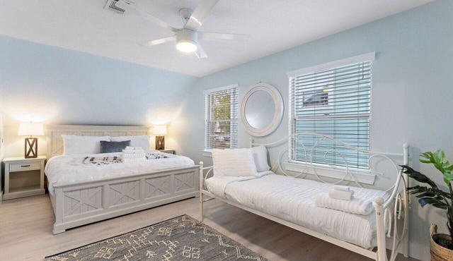 Cozy cottage in the heart of Kemah close to the boardwalk and bay