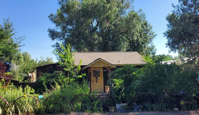 Cozy Cottage in the midst of Hot Springs and Waterfalls