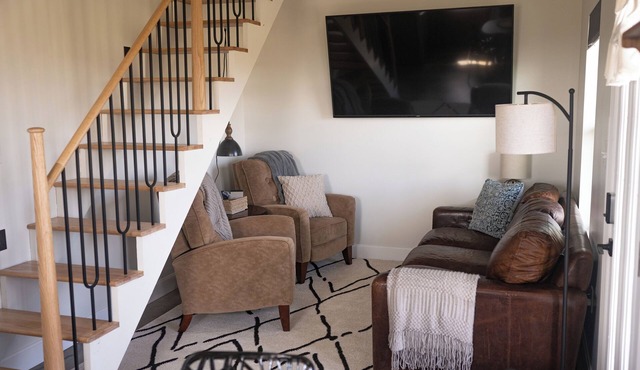 CoZy Cottage in the heart of Linn County! Sleeps 5 and DELUXE spa-like bathroom!