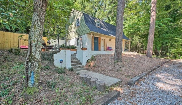 Cozy Cottage in the Woods with 8-Person Fire Pit + Walk to Bathhouse Row!