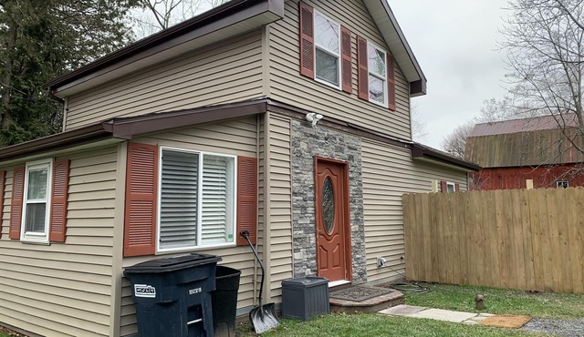 Cozy cottage in the Heart of the Finger Lakes with hot tub - dog friendly
