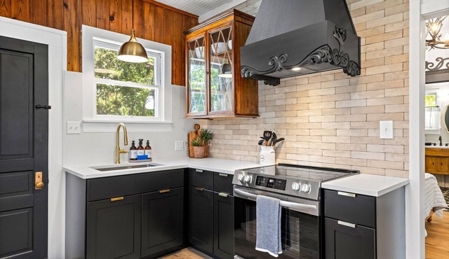 Cozy Cottage in the Heart of Johnson City