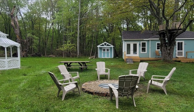 Cozy Cottage in the woods private lake access.