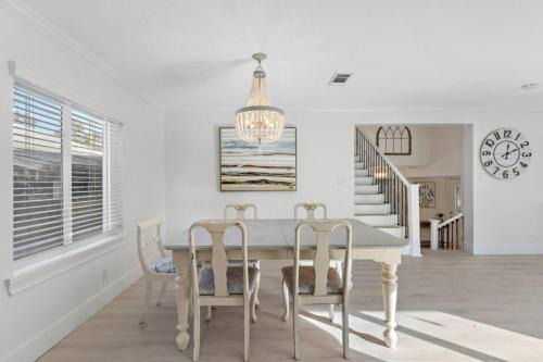Cozy cottage in the heart of Kemah close to the boardwalk and bay