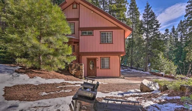 Cozy cottage inside Yosemite National Park with patio - near skiing
