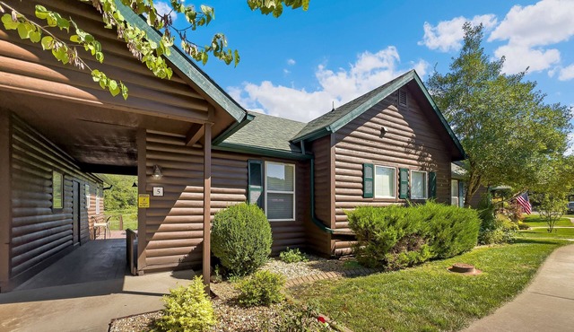 Cozy Cottage Inside the Premier Old Kinderhook Golf Resort