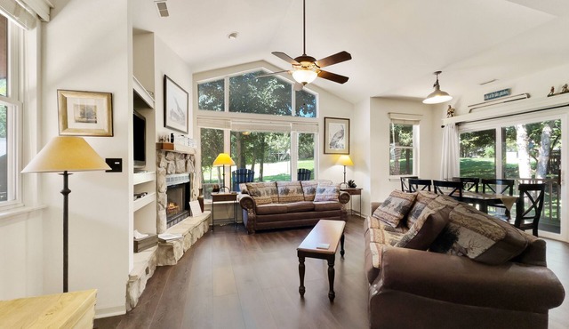 Cozy cottage inside the Premier Old Kinderhook Golf Resort