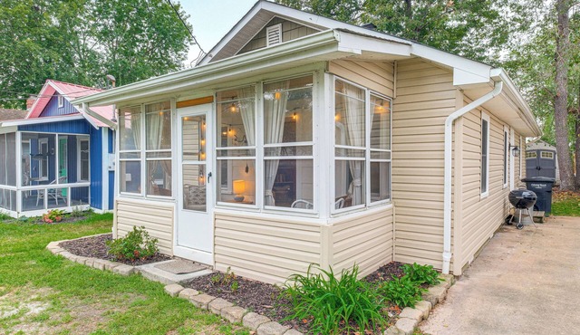 Cozy Cottage Just 2 Blocks From the River!