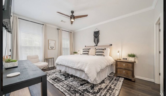 Cozy Cottage Just Minutes from Oaklawn Racetrack & Casino
