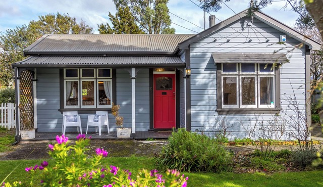 Cozy cottage just off SH2 with easy driving to other villages in the Wairarapa.