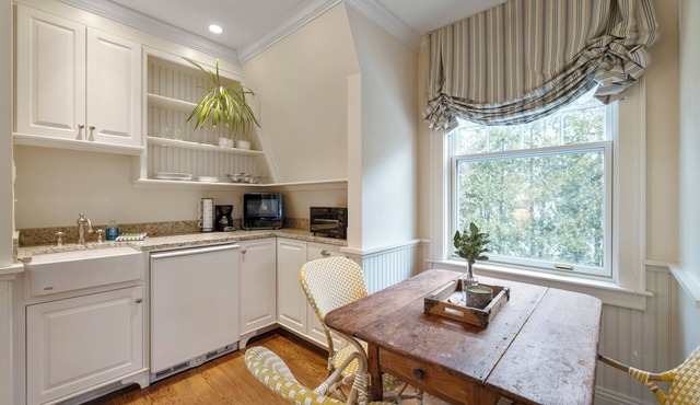 Cozy cottage just steps to Mother's Beach with serene golf course views