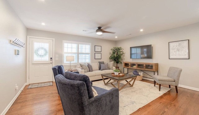 Cozy cottage, just a short walk to UofA