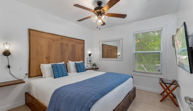 Cozy Cottage King Bed Grove Kayaks Boat Parking