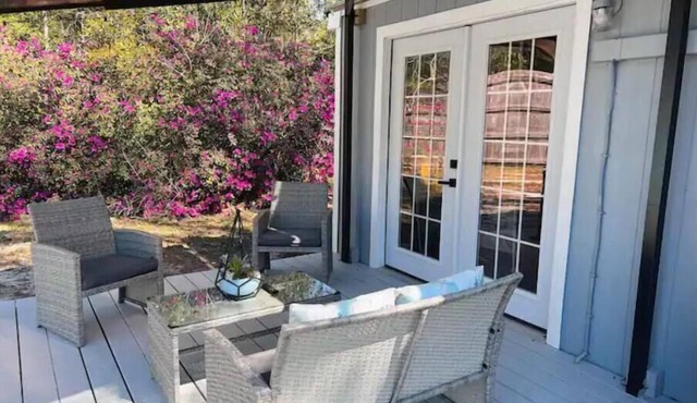 Cozy Cottage - King Bed - Close to Beaches - Dog Friendly - Firepit - Backporch
