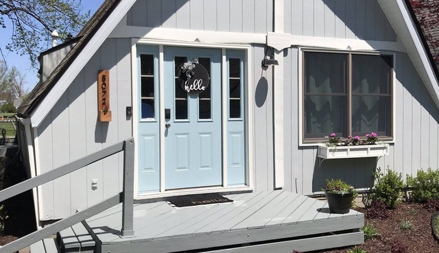 Cozy cottage—lake Wawasee channel— easy access to lake