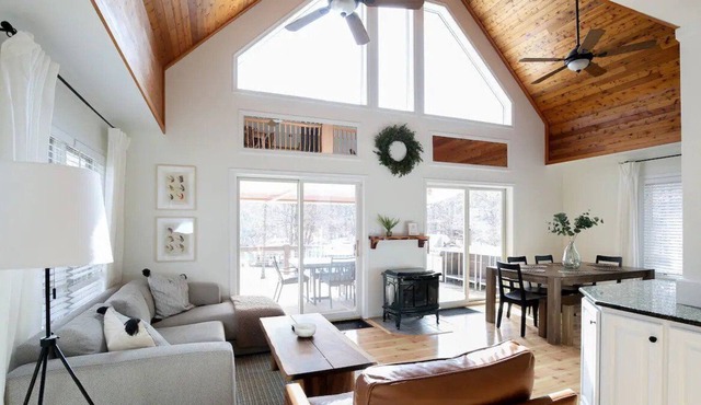 Cozy Cottage-Lakefront View-Kayaks-Hot tub