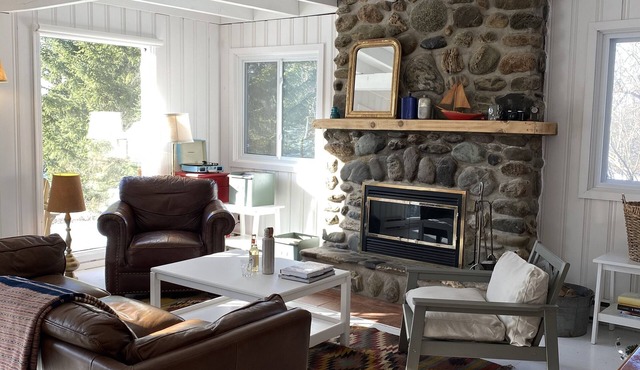 Cozy cottage life on a quiet road between the village and Mont Sutton 🎿🚴‍♂️🌟