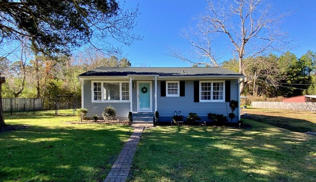 Cozy Cottage located within minutes of Air Station and Beach - Dogs are Welcome!