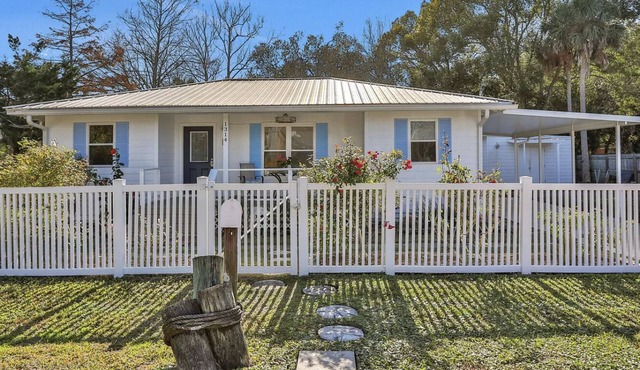 Cozy cottage located in the heart of the Mayport fishing village. Pool & Patio!