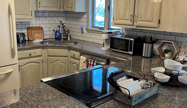 Cozy cottage, located in Bonham, close to attractions including 2 nearby lakes.