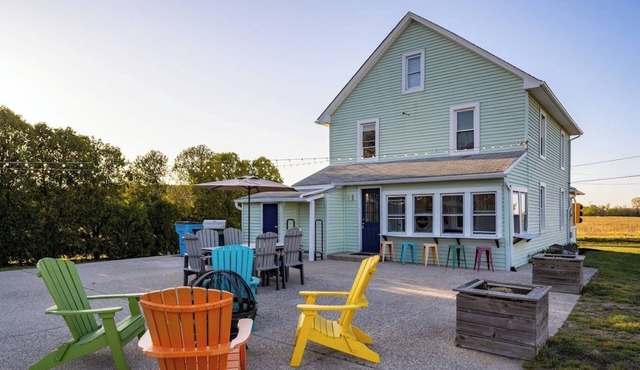Cozy Cottage Mins 2 Beach - Outdoor Dining & Firepit