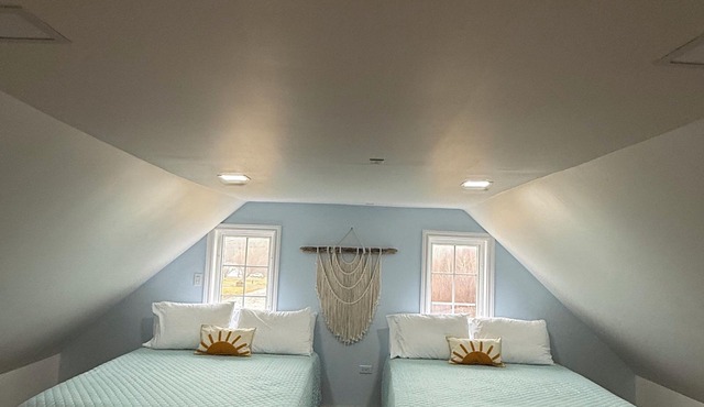 Cozy cottage minutes from the national park, trails + beaches (dog friendly!)