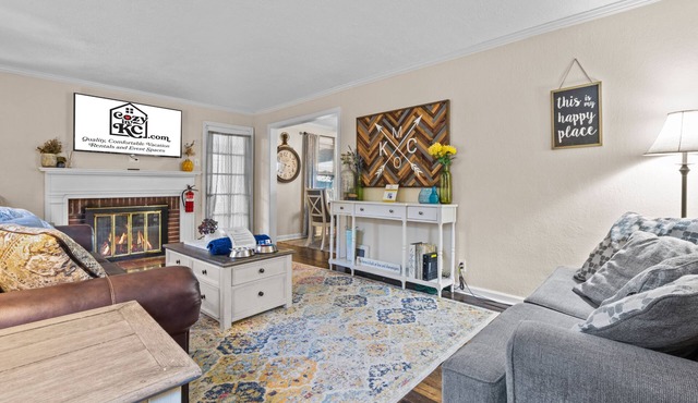 Cozy Cottage Minutes From Stadiums + Parking and Fenced in Yard