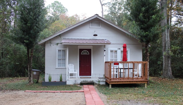 Cozy cottage minutes from downtown Mobile, Bel Air mall, Top Golf, and more.