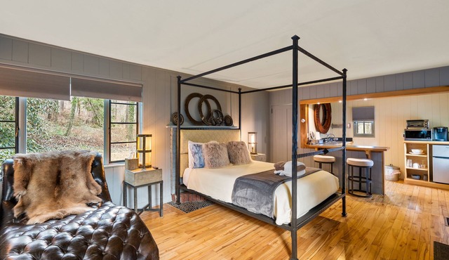Cozy cottage minutes from downtown Asheville with a countryside feel