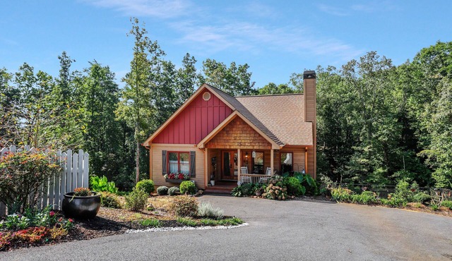 Cozy Cottage minutes from Wineries & 5 miles to Dahlonega Square