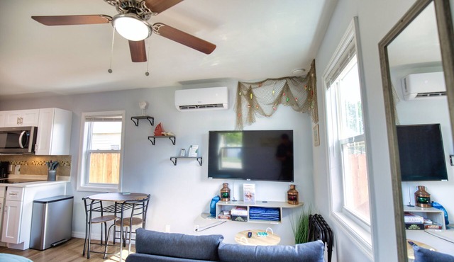 Cozy Cottage - Minutes from Beaches and Historic Dearborn St!