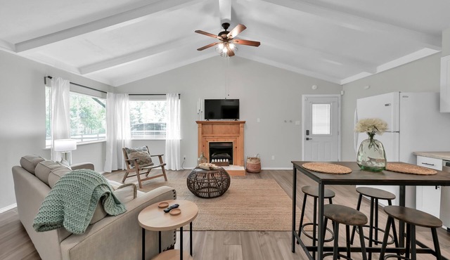 Cozy Cottage Minutes to Lake Conroe w/HUGE Backyard!
