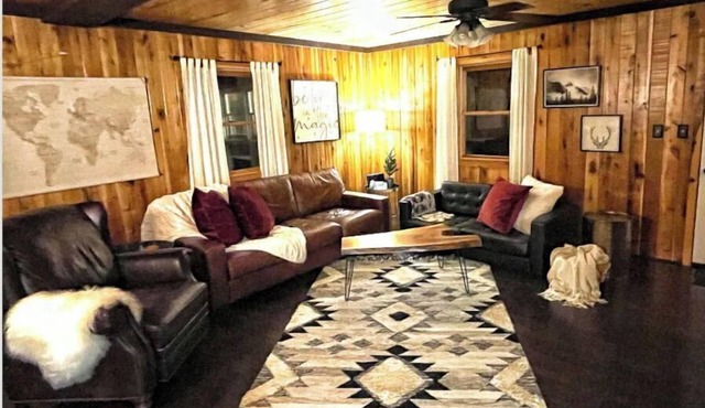 Cozy Cottage - Minutes from Snowshoe Ski Resort!