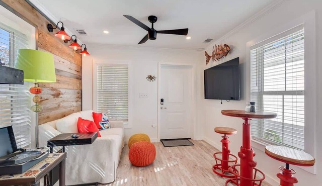 Cozy cottage near beach w/bikes & patio
