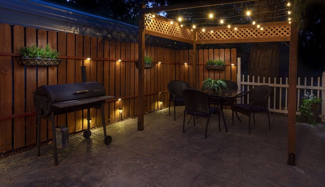 Cozy cottage near Bass Lake and Yosemite, with Sundeck, Firepit & Pergola areas.