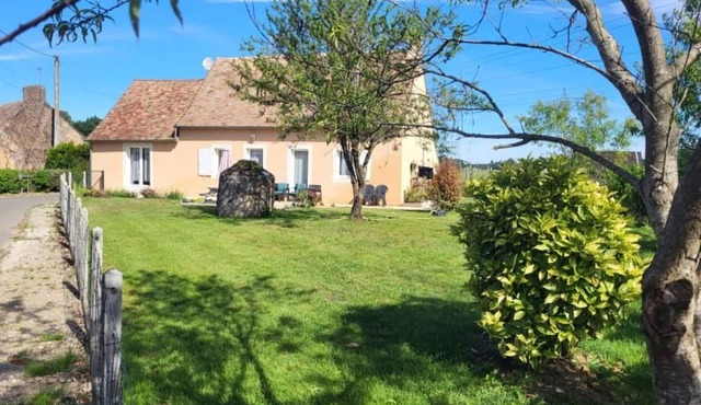 Cozy Cottage Near Le Mans: 3 BR, Full Kitchen, Close to 24H Circuit, Sleeps 6