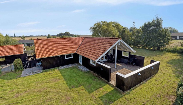 Cozy cottage near beach with fenced garden