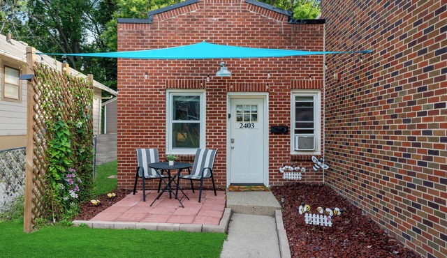 Cozy Cottage Near Downtown Walkable to Dining and Boutique Shopping