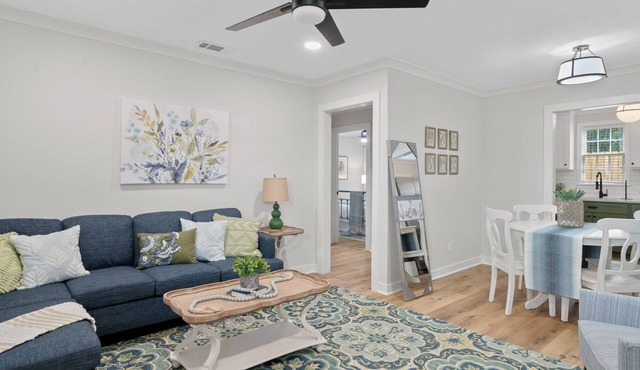 Cozy Cottage near Downtown Laurel!