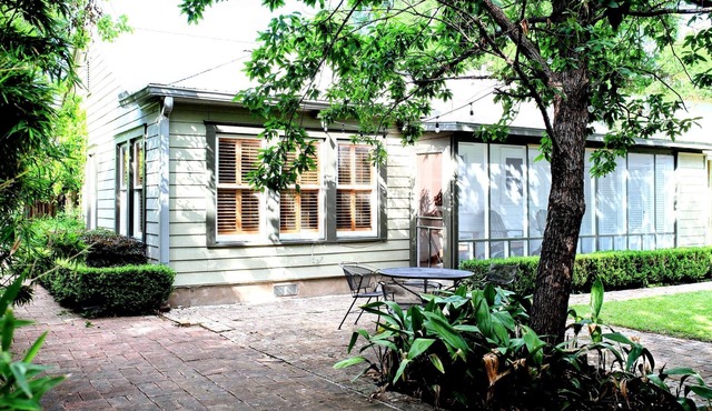 Cozy Cottage Near Downtown and University of Texas