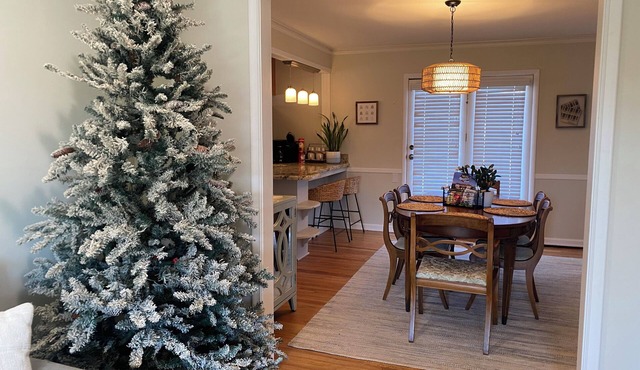 Cozy Cottage near Expo, Pets Welcome!