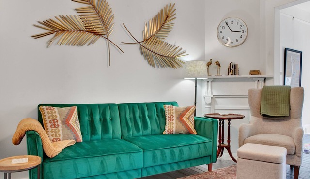 Cozy Cottage Near Forsyth Park, Heated Pool Access