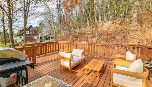 Cozy Cottage Near Hiking & Skiing!