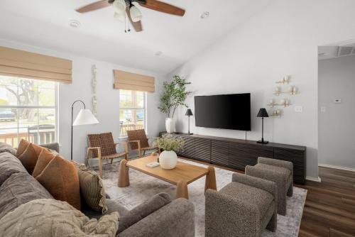 Cozy Cottage near Lake Travis with Pool and Pickleball