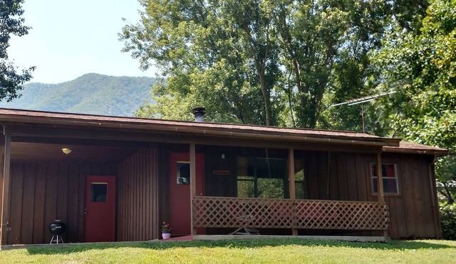 Cozy Cottage near National Park w/Awesome Mountain Views! Extremely clean!